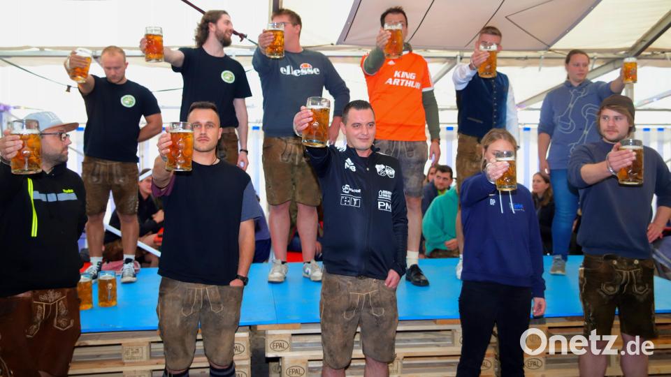 Überraschung beim Krugstemmen: Die Frau (vorne, Zweite von rechts) setzt sich gegen die Jungs durch. Bild: war