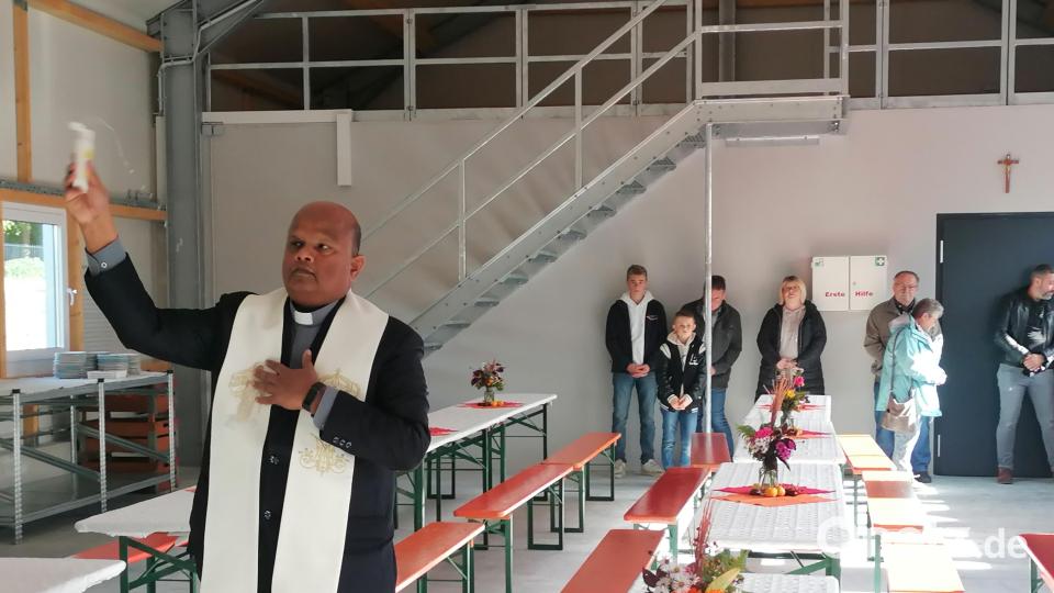 Pfarrer Michael weihte den neuen Bauhof offiziell ein. Bild: vsr