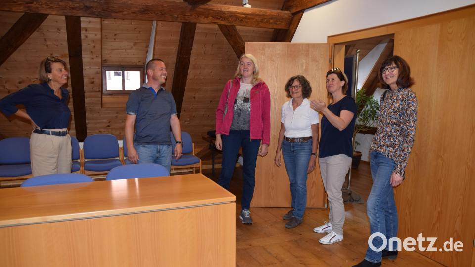 Die Bürgermeisterinnen bei der Besichtigung des Königsteiner Rathaussaales (von links): Birgit Simmer-Grimm (Kümmersbruck), Bürgermeister Jörk Kaduk, Susanne Lindner (Gebenbach), Lydia Zahner (Etzelwang), Doris Lehnerer (Königstein ) und Evi Höllerer (Hahnbach). Bild: wku