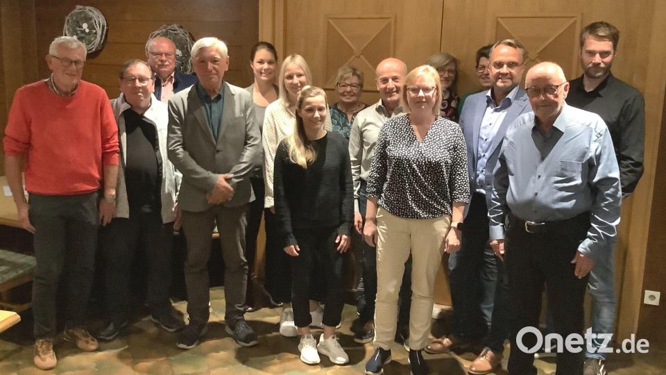 Der neu gewählte Vorstand und die Mitglieder des Kreisausschusses (von links): Helmut Münch, Peter Lang, Hans-Jürgen Reitzenstein, Martin Sekura, Sonja Rittner, Silke Saller, Sabine Hüttner, Roswitha Wiesend, Werner Winter, Stefanie Löffler, Sieglinde Grüner-Kubitza, Gabi Pirner, Bezirksvorsitzender Manuel Sennert, Wolfgang Prasse und Uli Radl. Bild: Sekura/exb