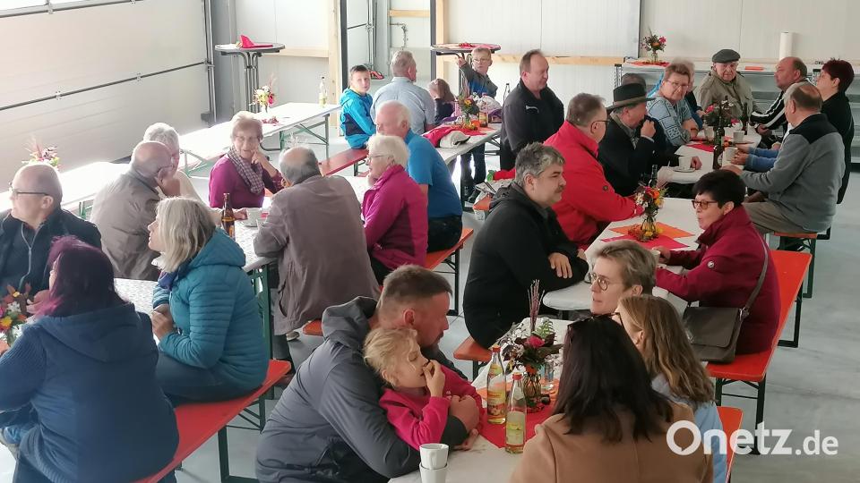 Nach einem Rundgang durch den neuen Bauhof ließen sich die Besucher am Tag des offenen Bauhofs Kaffee und Kuchen in der großen Halle schmecken. Bild: vsr