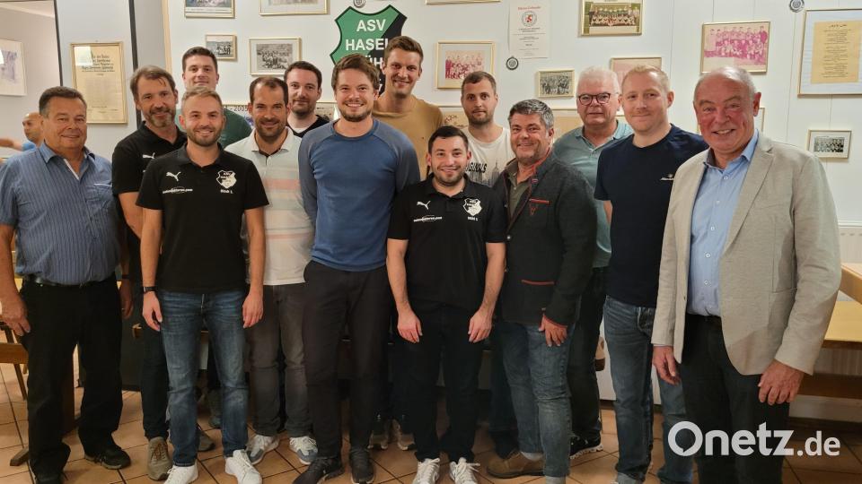 Der ASV Haselmühl wählt einen neuen Vorstand (von links): Peter Meier, die Vorsitzenden Thorsten Kraft und Alexander Paintner, Sebastian Blödt, Andreas Meier, Manuel Koch, Michael Hammer, Stephan Nörl, Sebastian Mühl, Florian Schafberger, Jürgen Mühl, Franz-Josef Hammer, Vorsitzender Andreas Geisler und Bürgermeister Roland Strehl. Bild: pme