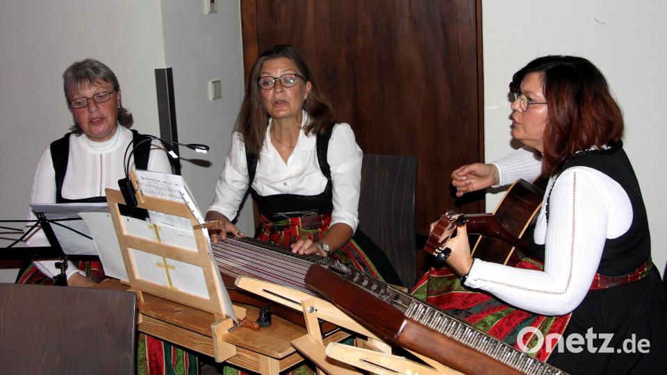 Margareta Bayer, Monika Bayer und Maria Spitzhirn kommen aus dem Landkreis Schwandorf. Die &quot;Schönseer Moidla&quot; unterhielten bei der Museumsnacht in Burg Falkenberg. Bild: wro