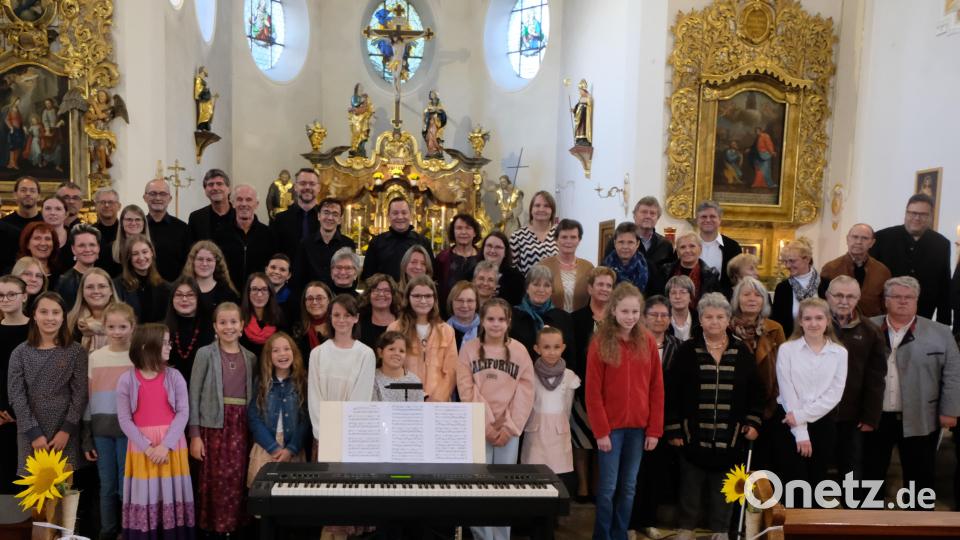 Die Mitwirkenden des Geistlichen Konzerts, das zu einem der vielen Glanzpunkte kultureller Auzfführungen im Jubiläumsjahr „1075 Jahre Floß“ gehört. Bild: le