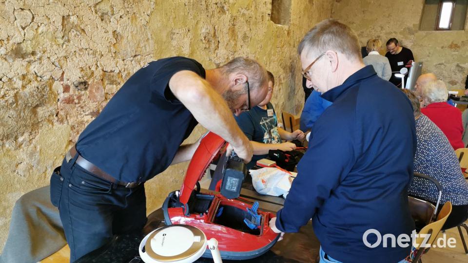 Viele Besucher der Repair-Cafés packen bei der Reparatur auch selbst mit an. Bild: Hans Yberle/exb