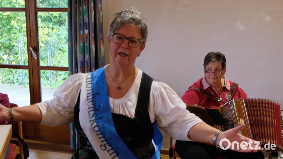 Fröhlich und heiter ist Stimmung mit den &quot;Seebauer-Moidln&quot; aus Weiden wie hier beim Stück der &quot;Schönheitskönig&quot;. Bild: le