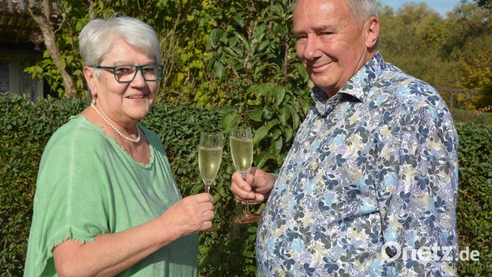 Stießen auf 50 glückliche Ehejahre an: Maria und Manfred Schähl aus Tirschenreuth feierten goldene Hochzeit. Begonnen hatte alles vor 51 Jahren im Tanzlokal „Tiffany“, ehe ein Jahr später in der Dreifaltigkeitskirche Kappl geheiratet wurde. Bild: jr