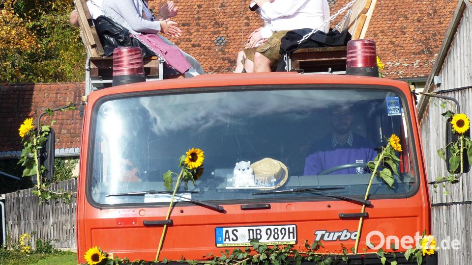 Mit der „Dicken Berta“, einem 40 Jahre alter Feuerwehr-Oldtimer, holen die Burschen ihre Moidln ein. Bild: jp