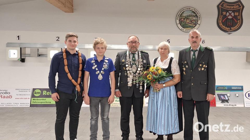 Bei den Concordia-Schützen stand die Königsproklamation an. Im Bild (von links) Vorjahres-Jugendkönig Lukas Weiß mit Knackwurstkette, der neue Jugendkönig Michael Bauer, der neue Schützenkönig Wolfgang Weiß, Vorjahres-Schützenkönigin Helga Bindl und Zweiter Vorsitzender Peter Bauernfeind. Bild: Wolfgang Weiß/exb