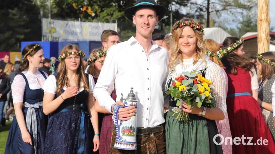 Luisa Kellner und Thomas Paul das neu gekürte Oberkirwapaar aus Etzenricht, sie lösen Lena Roth und Felix Herrmann ab. Bild: war