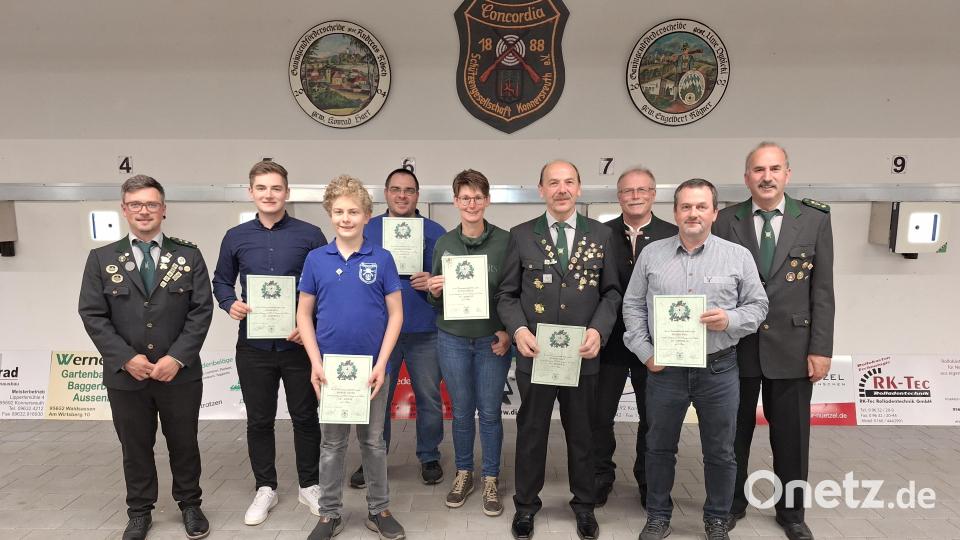 Geehrt wurden auch die neuen Vereinsmeister. Im Bild (von links) Schützenmeister Martin Fellner, Lukas Weiß, Michael Bauer, Andreas Waidhas, Astrid Rosner, Konrad Hart, Bürgermeister Max Bindl, Roland Weiß und Zweiter Vorsitzender Peter Bauernfeind. Bild: Wolfgang Weiß/exb