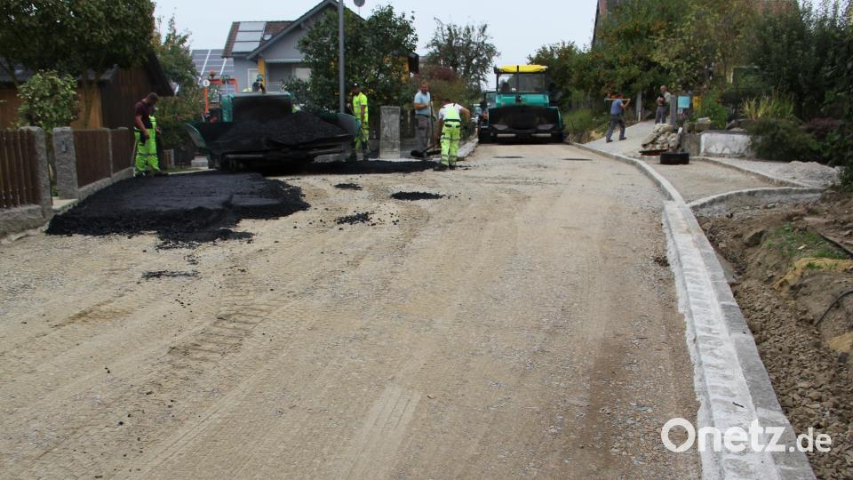Mit der Asphaltierung geht der Ausbau des Brünnlwegs seinem Ende entgegen. Die Hinterlieger haben nun endlich eine saubere Zufahrt zu ihren Anwesen und die Infrastruktur in der Erde entspricht aktuellem Standard. Bild: boj