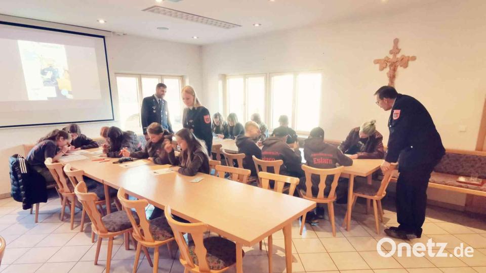 Die Jugendlichen stellen sich dem Wissenstest im Eslarner Feuerwehrhaus. Bild: gz