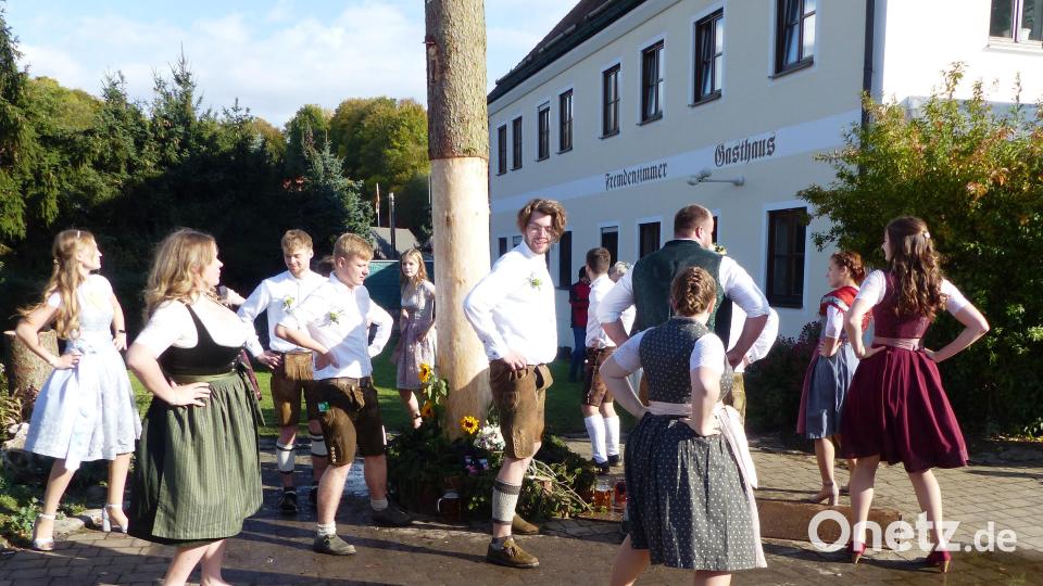 Die Pfaffenhofener Kirwapaare präsentieren dem staunenden Publikum beim Baumaustanzen am Festplatz Volkstänze. Bild: jp