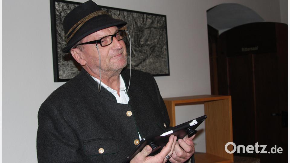 Berthold Kellner aus Parkstein bereicherte den Abend mit Gedichten und Geschichten. Bild: wro