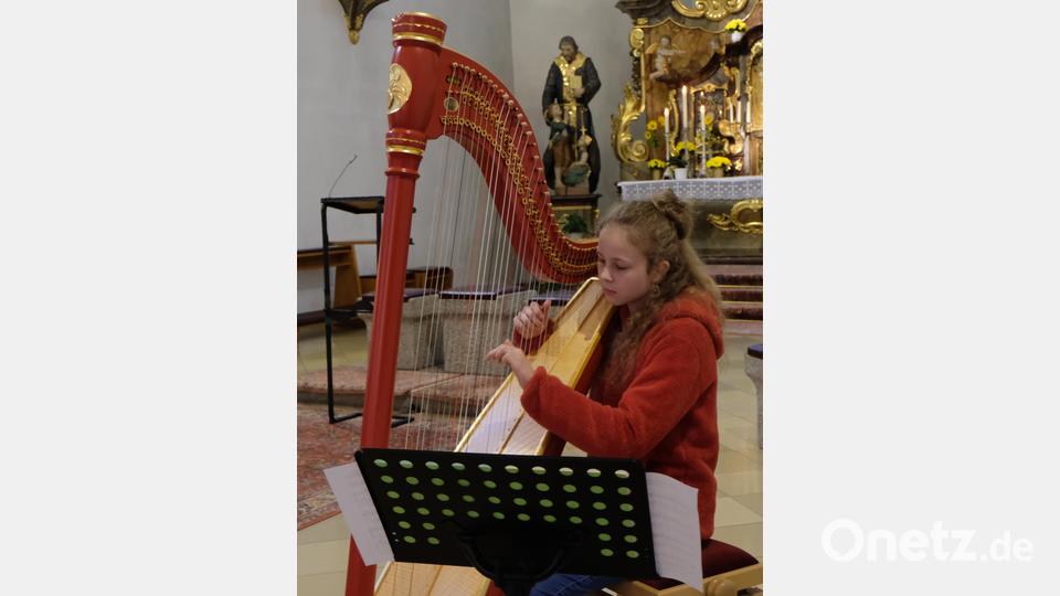Erstmals hörten die Kirchenbesucher Harfentöne durch die junge Juliane Wölfl. Bild: le