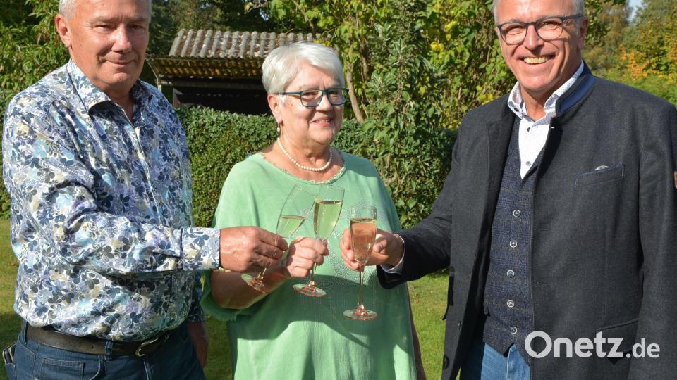 Bürgermeister Franz Stahl (rechts) überbrachte die Glückwünsche der Stadt Tirschenreuth zur goldenen Hochzeit. Bild: jr