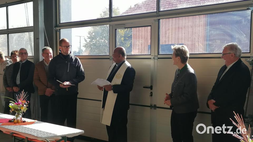 Gemeinsam spendeten Pfarrer Sauer (Vierter von links) und Pfarrer Michael (Fünfter von links) der neuen Wirkungsstätte des Krummennaaber Bauhofteams den Segen und beglückwünschten Bürgermeisterin Marion Höcht (Zweite von rechts) zum Neubau des Bauhofes. Bild: vsr