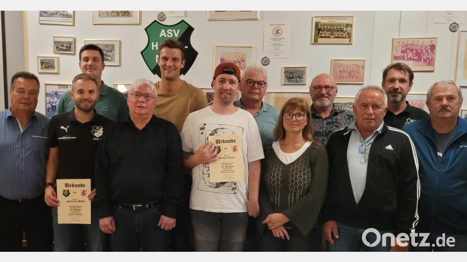 Langjährige ASV-Mitglieder werden ausgezeichnet (von links): Peter Meier, Sebastian Blödt, Alexander Paintner, Siegfried Gruber, Stephan Nörl, Michael Lotter, Franz-Josef Hammer, Angelika Hammer, Wilfried Ränker, Hermann Pohl, Thorsten Kraft und Alfred Zeiler. Bild: pme