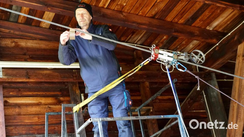 Jens Schumann markiert den Beginn des Seiles für die Induktionsmessung. Neben ihm befindet sich das um das Seil geklappte Messgerät. Bild: bkr