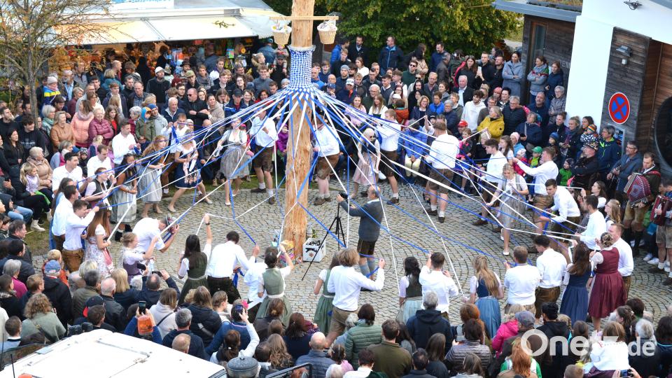 Vor vielen Zuschauern zeigen die Ehenfelder Kirwapaare beim Baumaustanzen zur Erinnerung an Hans Wild den Bändertanz. Bild: fdl
