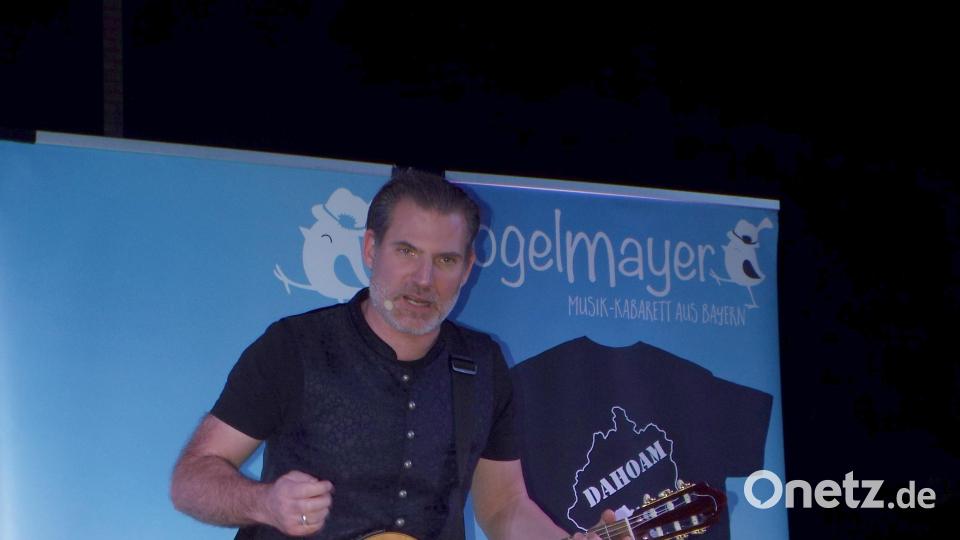 Als Requisite reicht dem Vogelmayer seine Gitarre. Bild: e