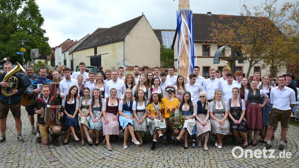 Die Kirwapaare zusammen mit den den „ D´Choubauf-Boum“ ( li.) Tanzlehrer Stefan Ott ( 2. Reihe re.) und dem neuen Oberkirwapaar Emily Reil und Tobian Gnan. ( vordere Reihe, Mitte ) Bild: fdl
