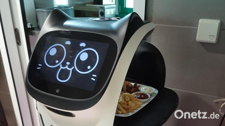 Bellas freundliches Katzengesicht kommt gut bei den Kunden im Bistro der Thermenwelt Weiden an. Künstliche Intelligenz und Roboter verändern unsere Umgebung. Vor allem auch die Arbeitswelt. Die einen finden es gut, den anderen macht es Angst. Bild: Kreuzer, Eva