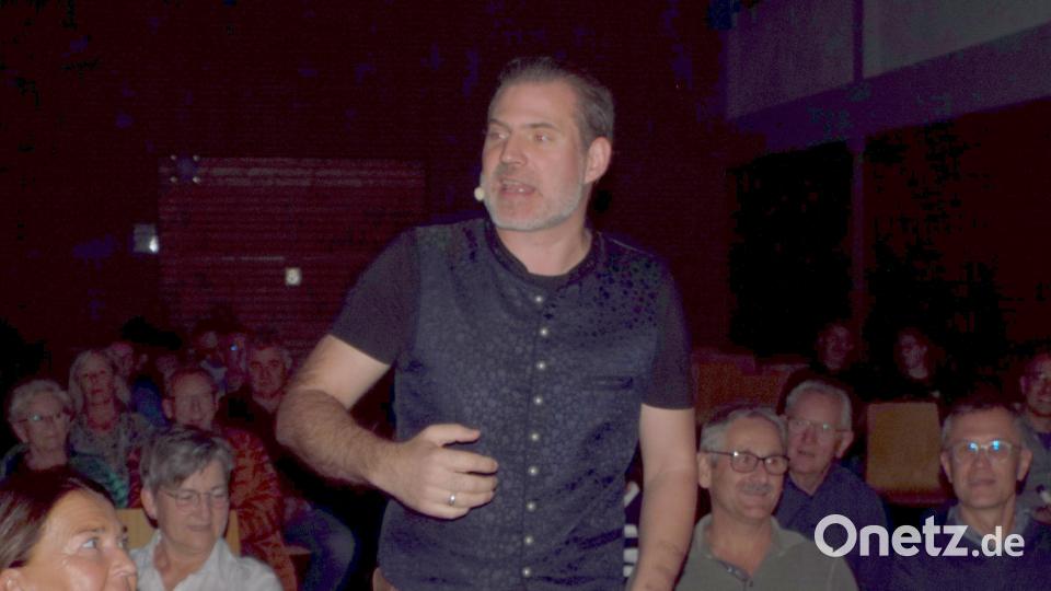 Der Kabarettist Thomas Vogelmayer brachte seine 100 Zuhörer in Kümmersbruck zum Lachen. Bild: e