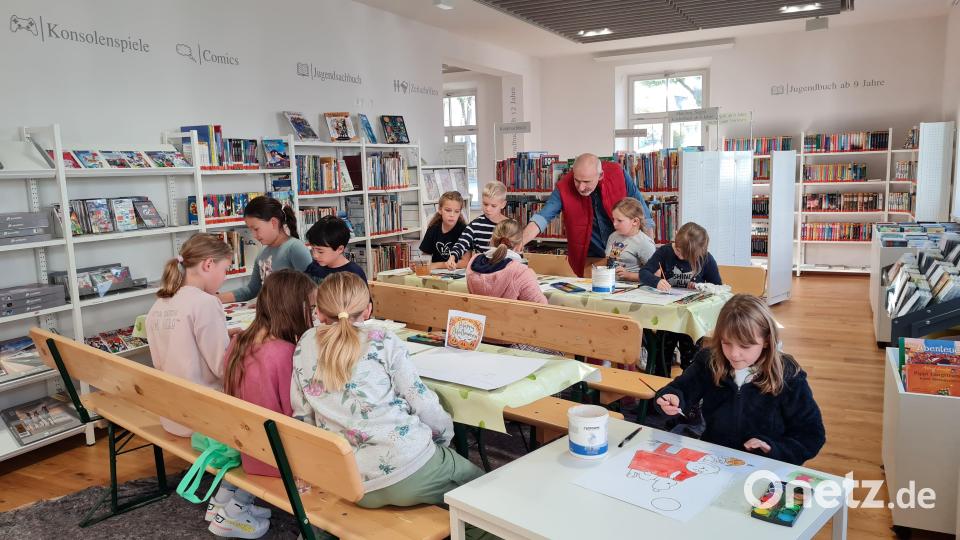Elf junge Künstler hatten bei Kunst für Kinder in der Eschenbacher Bibliothek sichtlich Spaß. Bild: Petra Danzer/exb