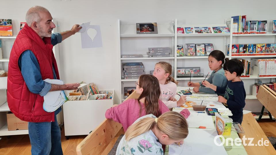 Elf junge Künstler hatten bei Kunst für Kinder in der Eschenbacher Bibliothek sichtlich Spaß. Bild: Petra Danzer/exb