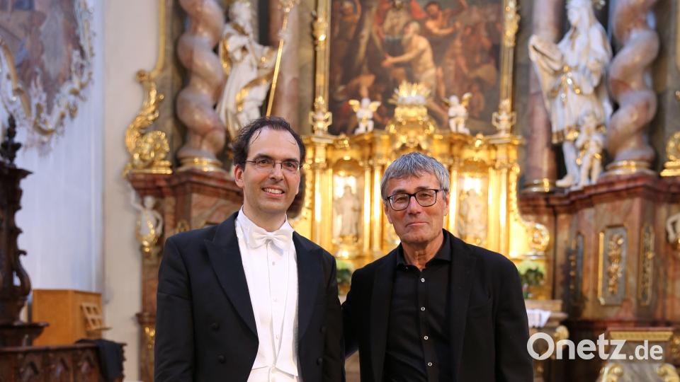 Dirigent Matthias Beckert mit dem Komponist Carl Rütti (von links). Rütti sitzt beim Konzert selbst an der Orgel. Bild: Bernd Günther