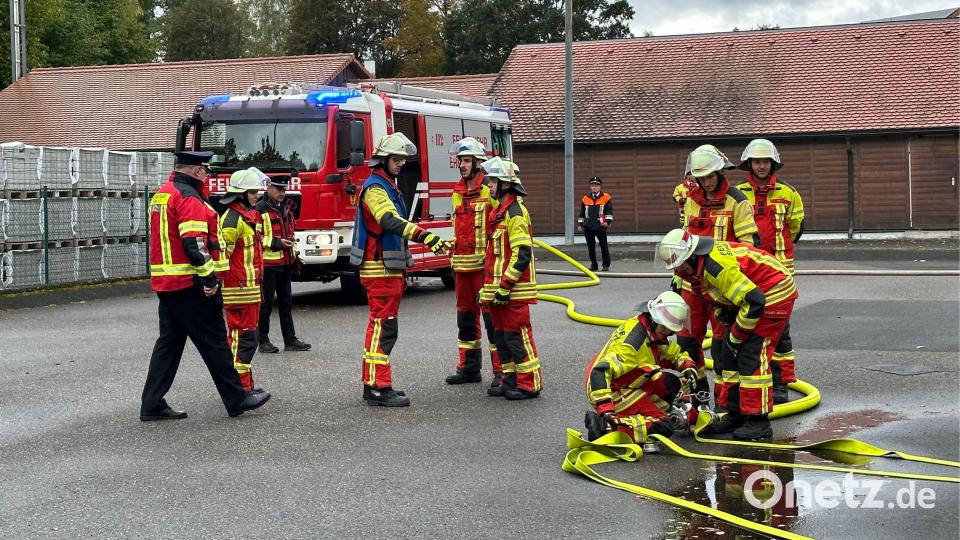 Das Kuppeln am Verteiler durch den Angriffstrupp (rechts im Bild) geschieht nur auf Einsatzbefehl von Gruppenführer Maximilian Winkler (blaue Weste). Bild: fks