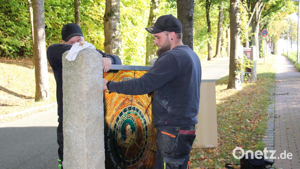Nachdem die Glasbilder zwischen den Granitstelen der sieben Stationen des Meditationswegs des Neustädter Oberpfalzvereins angebracht wurden, steht dieser kurz vor Vollendung. Die Einweihung erfolgt Mitte November. Bild: prh