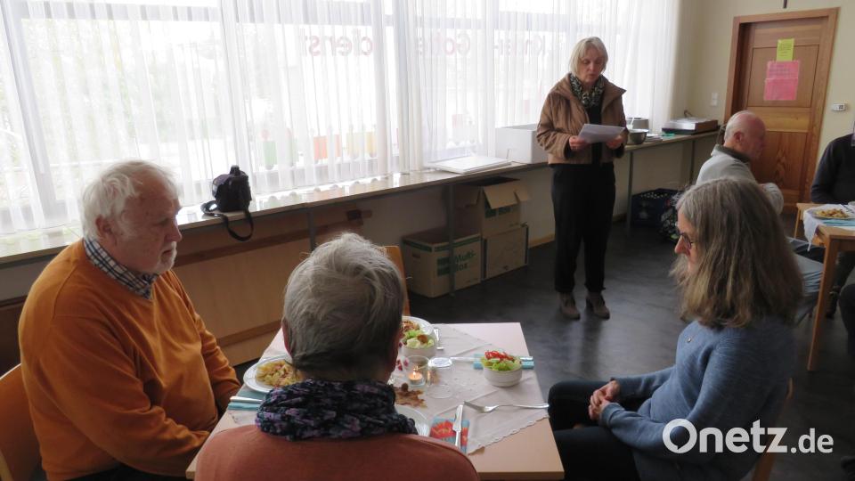 Mit einem Gebet eröffnet Monika Raith das gemeinsame Mittagessen. Bild: adj