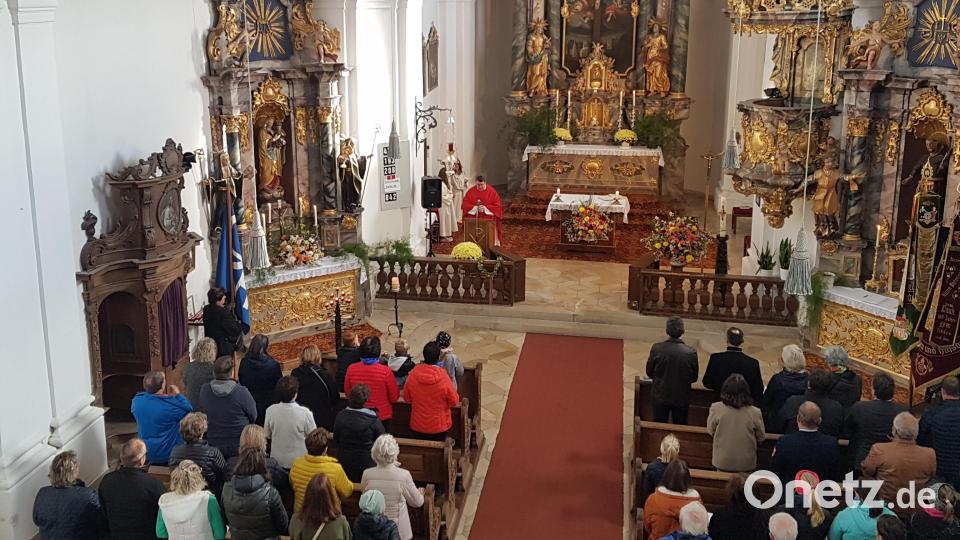Pfarrer Udo Klösel feiert mit vielen Pilgern das 271. Übersetzungsfest. Die Gnadenstatue wurde damals von der Feldscheune in die Wieskirche übertragen. Bild: gi