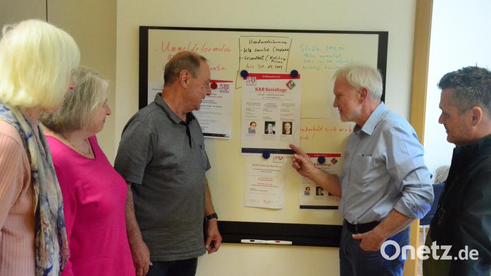 Gemeinsam stellen sie das Programm der KAB-Sozialtage vor: (von links) Christa Burzer (KAB Weiden-Ost), Kreisvorsitzende Petra Dötsch, Kreisvorsitzender Hermann Stadler, Bildungsbeauftragter Alfons Ernstberger und KAB-Diözesansekretär Markus Nickl. Bild: Kunz