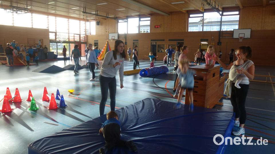 Zwischen 50 und 60 Kinder tummeln sich in der Sporthalle Bild: bk