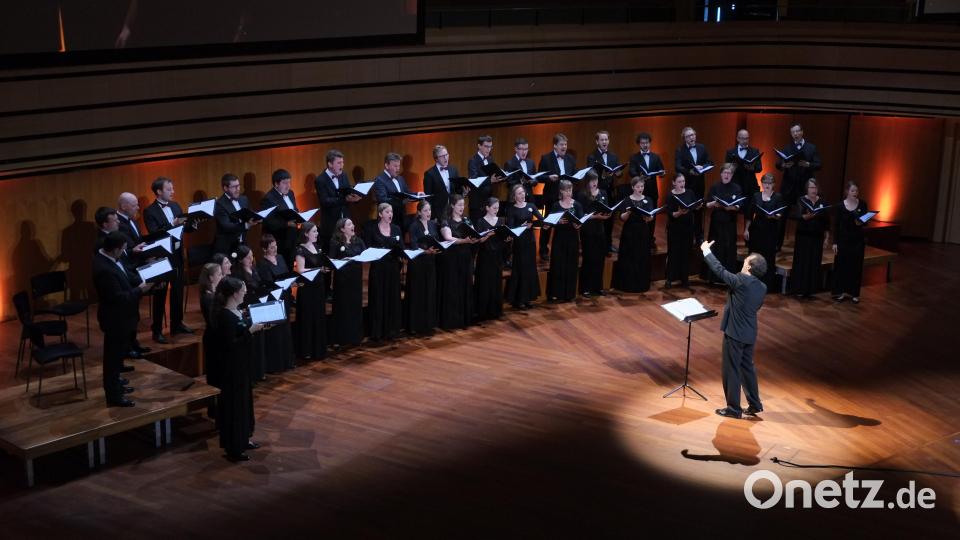 Der Chor Cantabile Regensburg intoniert das Requiem von Carl Rütti in der Stadtpfarrkirche Mariä Himmelfahrt in Tirschenreuth am Sonntag, 5. November. Der Komponist sitzt dabei selbst an der Orgel. Bild: Michael Roth