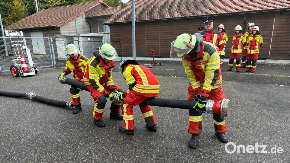 Vier Saugschläuche müssen unter Zeitdruck gekuppelt und an der Fahrzeugpumpe angeschlossen werden. Bild: fks