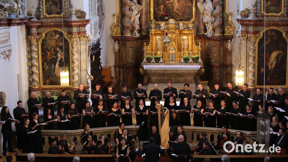 Wie auf diesem Foto werden die Konzertbesucher den Cantabile Chor mit Solisten und orchestraler Begleitung in der Tirschenreuther Stadtpfarrkirche erleben. Gut über 300 Plätze stehen in Tirschenreuth zur Verfügung. Bild: Bernd Günther/exb