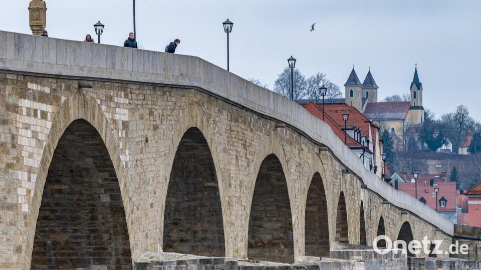 Die Kriminalpolizei Regensburg bittet nach der versuchten Tötung auf der Steinernen Brücke um Fotos aus der Bevölkerung. Das Opfer wurde inzwischen aus dem Krankenhaus entlassen. Symbolbild: Armin Weigel/dpa