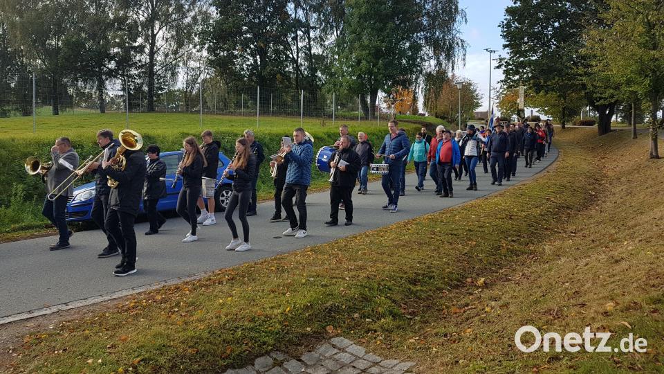 Mit der Moosbacher Blasmusik unter Leitung von Franz Sturm ziehen die Wallfahrer, Abordnungen und Vereine zum Übersetzungsfest zur Wieskirche. Bild: gi