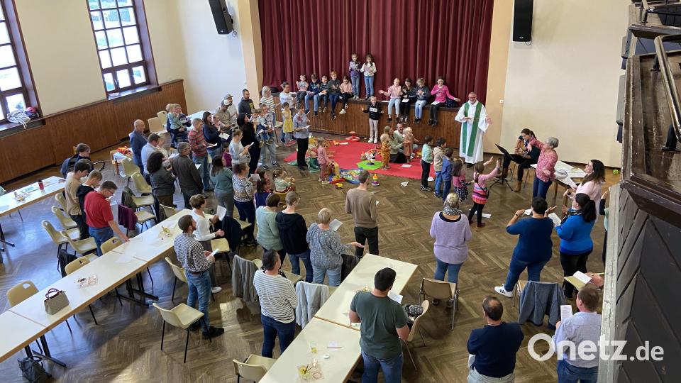 Teil des Familienfrühstücks in der Stadthalle Waldsassen war auch eine kleine Andacht. Bild: Markus Scharnagl/exb