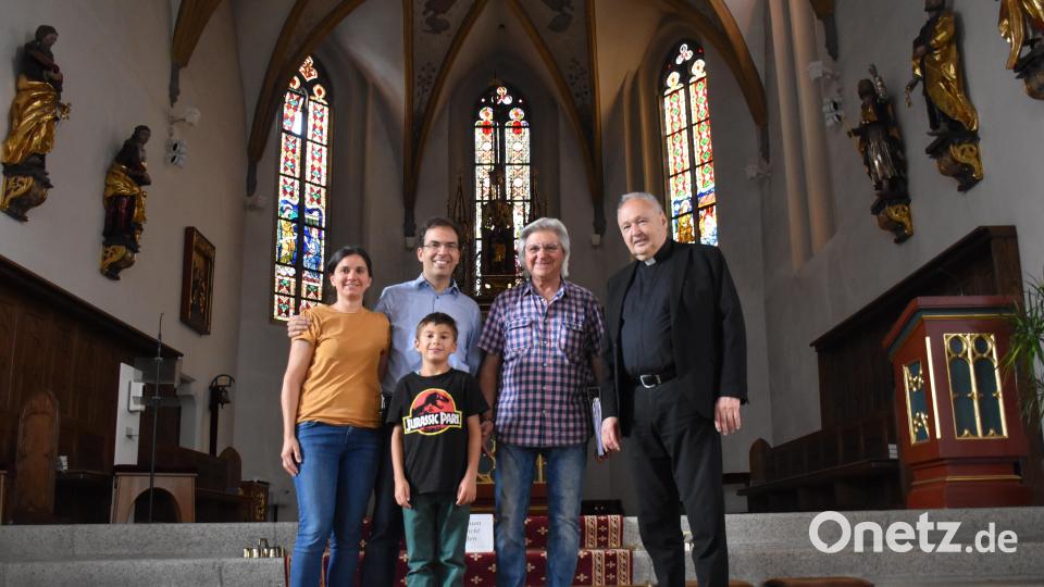 Pfarrer Georg Flierl (rechts) begrüßte kürzlich neben Künstler Tom Brankovic auch die Familie Beckert mit Mama Andrea und Papa Matthias sowie Sohn Kilian aus Würzburg (von links) zur Vorbesprechung des Konzertes in der Stadtpfarrkirche. Bild: ubb