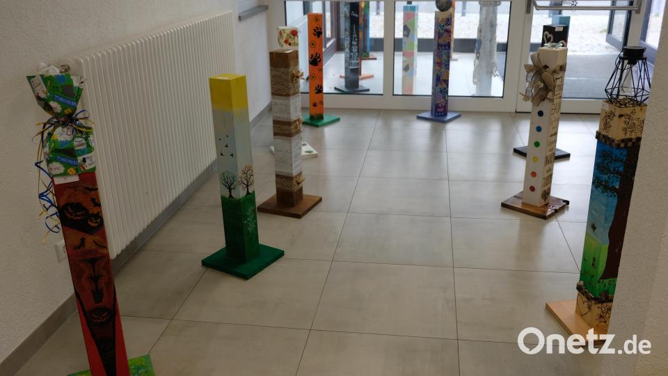 Schon Im Foyer-Bereich des Gemeindezentrums konnten die Besucher die prachtvolle Kunst auf Stelen bestaunen Bild: do