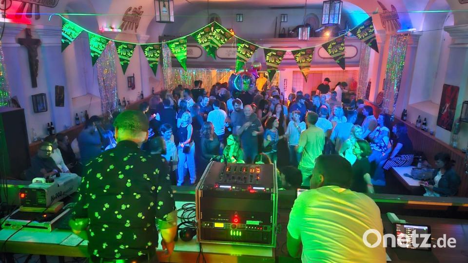 DJ Eugen und DJ Siggi (von links) sorgten mit Hits der1980er- und 1990er-Jahre für gute Stimmung im Gesellenhaus Kemnath Bild: Kolpingsfamilie Kemnath/exb