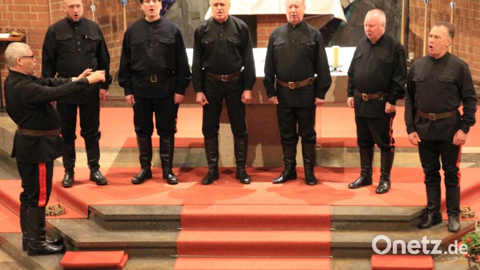Die &quot;Maxim Kowalew Don Kosaken&quot; präsentierten sich stimmgewaltig in der Missionskirche St. Peter. Bild: kro