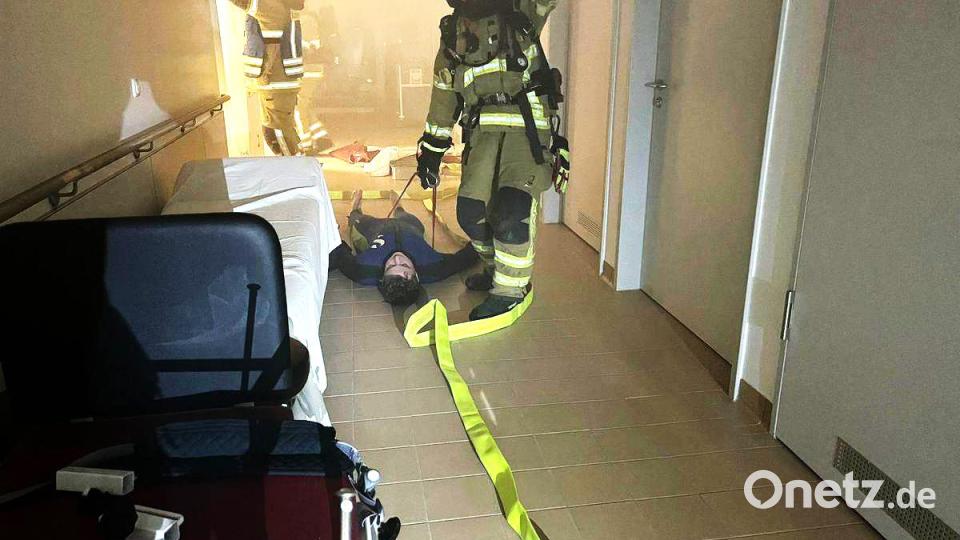 FFW-Übung am Klinikum Marktredwitz. Sieben Personen mussten die Einsatzkräfte aus dem Klinikum retten. Bild: FFW Marktredwitz