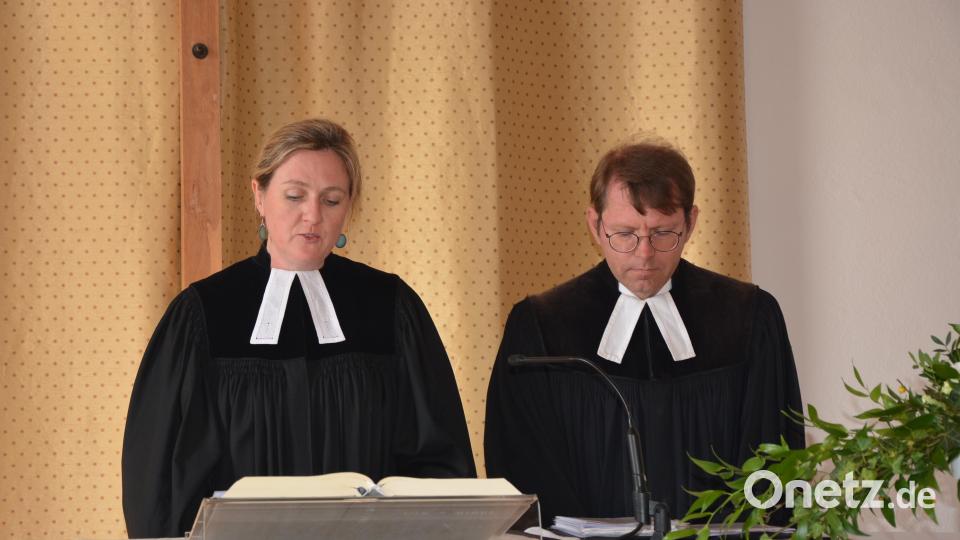 Pfarrerin Dr. Stefanie Schön und Pfarrer Andreas Kraft beim Gottesdienst. Bild: jr